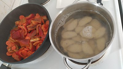 Gnocchi und eine Pfanne mit Gemüse