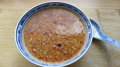 Fertige Sauer-Scharf Suppe in einer Schüssel