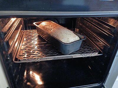 Brot in einer Kastenform in einem Ofen nach 30 Minuten backzeit