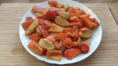 Ein Teller gebrate Gnocchi mit Gemüse