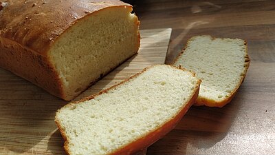 Ein Laib Brot, angeschnitten