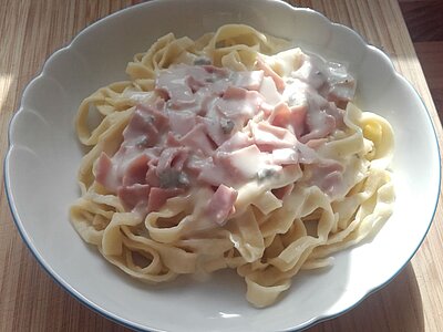 Ein Teller Nudeln mit Gorgonzola Soße.