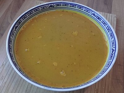 Eine Schüssel voll Möhrensuppe