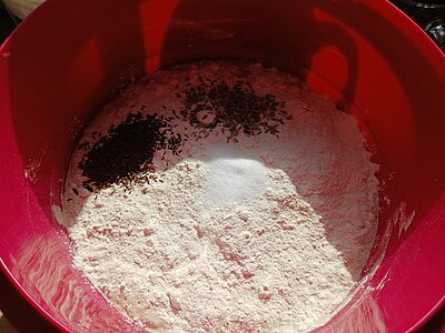 Vorteig, Mehl, Salz, Fenchelsamen und Kümmel in einer Rührschüssel