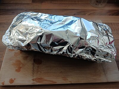 Eine Kastenform mit einer Bedeckung aus Alufolie