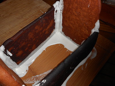 Lebkuchenwände mit Zuckerguss zusammengeklebt.