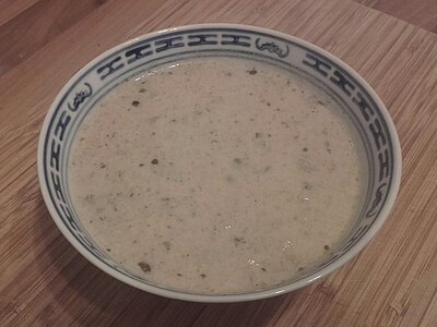 Eine Schüssel voll Champignonsuppe