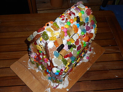 Das fertige Lebkuchenhaus, überall bedeckt mit Süßigkeiten.
