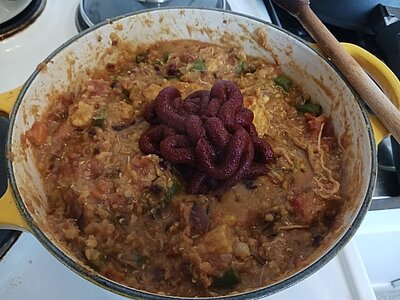 Ein Topf mit Daal Curry und einem häufchen Tomatenmark