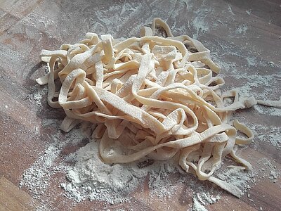 Ein Häufchen Nudeln, gut eingemehlt.