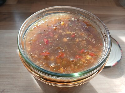 Ein Schraubglas gefüllt mit Chilie Soße