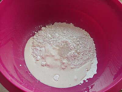 Mehl, Sauerteig und Hefe in einer Rührschüssel