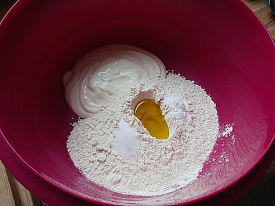 Jogurt, Mehl, Backpulver, Salz und Öl in einer Rührschüssel