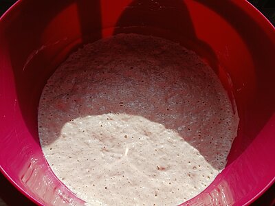 Teig mit feinen blasen in einer Rührschüssel